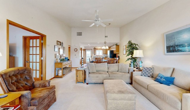 Waterfront condo with shared pools, hot tubs, beach, lake access, WiFi & A/C