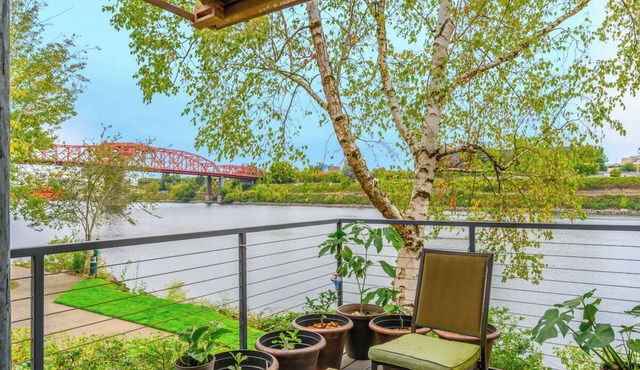 Waterfront Condo, 25 ft from River, Pool/HotTub, Walk to Pearl District