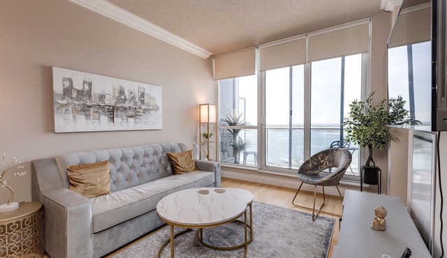 Waterfront Condo at Prime Harbourfront Location