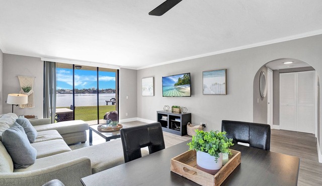 Waterfront condo & boat dock at the Heart of Palm Beach