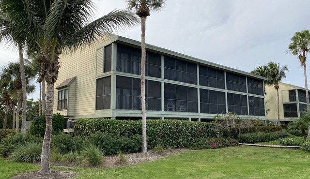 Waterfront condo located in the waterfront paradise of Bokeelia