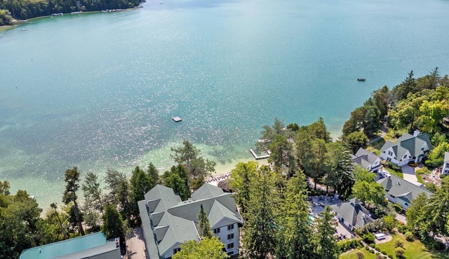 Waterfront Condo, Private Beach, Outdoor/Indoor Pools, & Walkable to Downtown