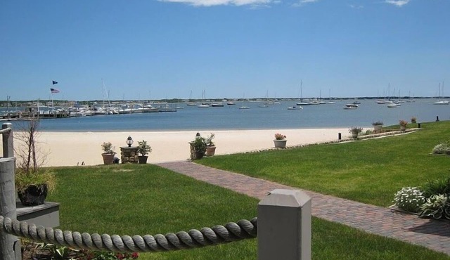 Waterfront condo, Private Beach, Heated Pool, Walk to Ferries and town, Sleeps 8