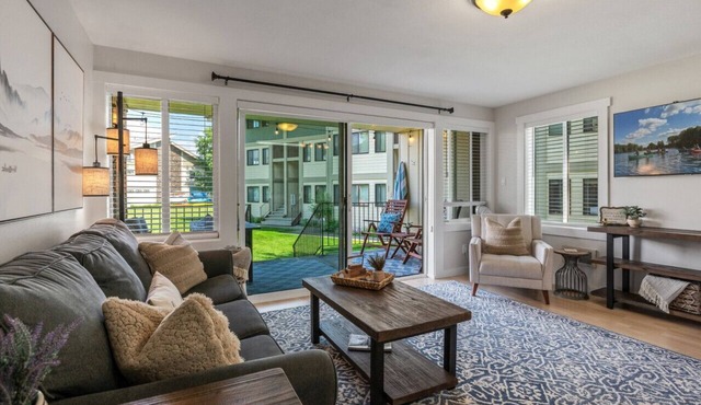 Waterfront condo, Steps from Local food and drinks