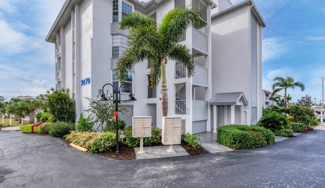 Waterfront Condo, Top Floor with Water View, THE location! Beautiful Pool.