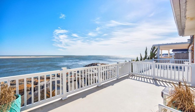 Waterfront Condo Overlooking the Inlet!