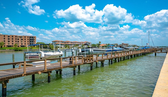 Waterfront Condo - Patio, Resort Pool. Grill Area, Dock + Spa