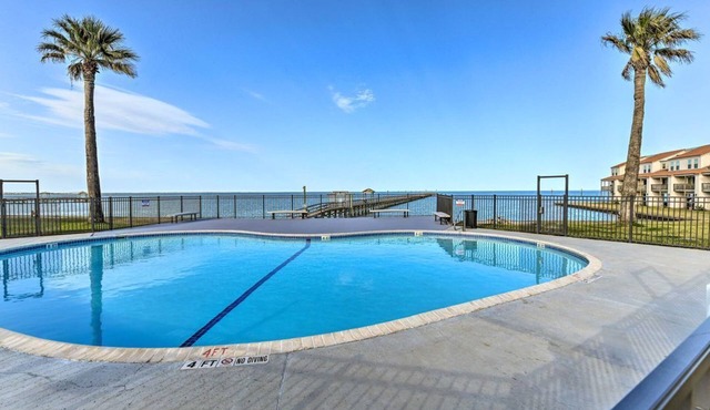 Waterfront condo w Pier, Pool,Boat Ramp,Tennis Court ,Amazing View, Pets Welcome
