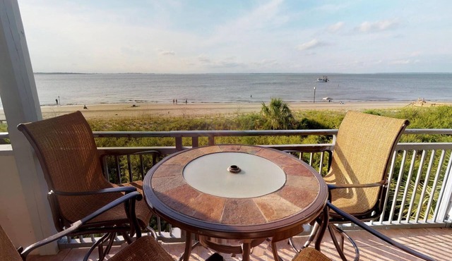 Waterfront condo w. resort amenities + unbeatable views!