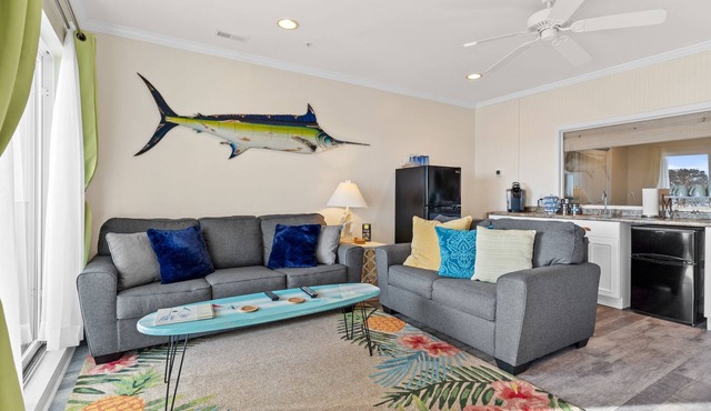 Waterfront Condo, walking distance to shopping and dining (625 sq feet)