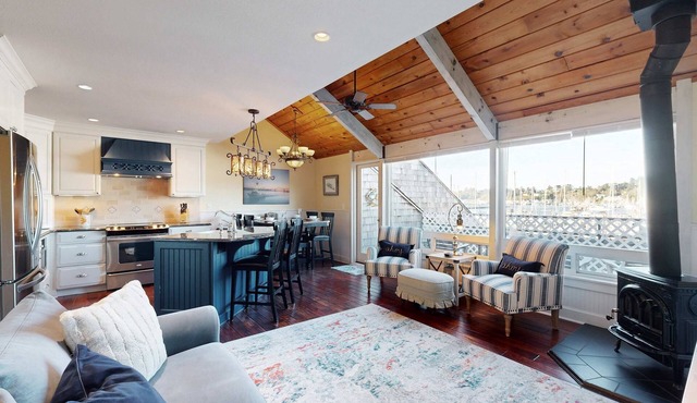 Waterfront condo with bay views & shared gym - dog-friendly
