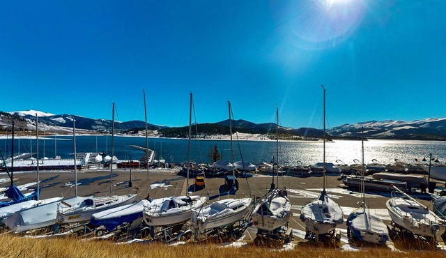Waterfront condo with full kitchen & wifi - convenient location