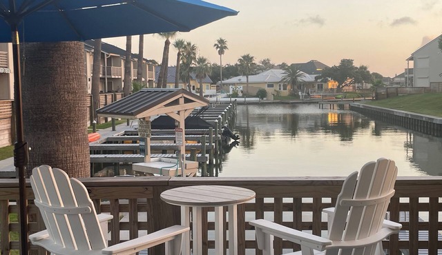 Waterfront condo with pool, slip and pickelbaal