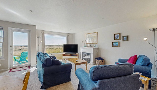 Waterfront condo with ocean views & free WiFi - close to the beach