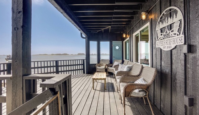 Waterfront Coos Bay Retreat w/Kayaks!