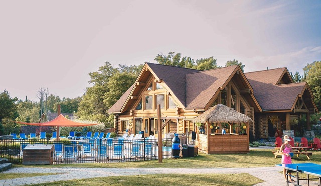 Waterfront - corpo friendly, huge log chalet