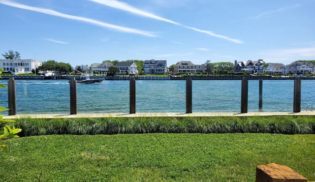 Waterfront Cottage 2 Blocks to the Beach