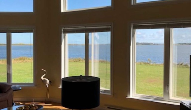 Waterfront cottage on beautiful Brackley Bay