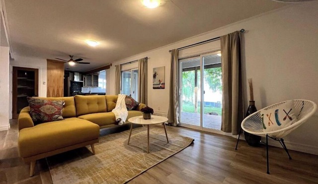 Waterfront Cottage facing Lake Ontario with 3 bedrooms, two bathrooms