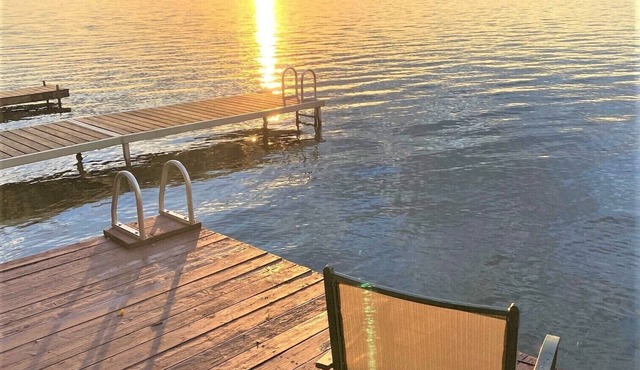 Waterfront Cottage on Sturgeon Lake with AC & WIFI