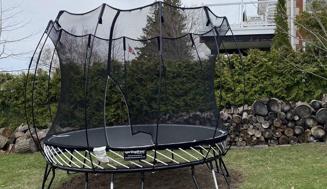 Waterfront Cottage ! Sandy swimming area, games room & hot tub ! Unique charm !