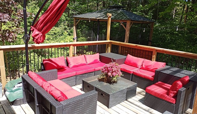 Waterfront Cottage w/king bed, hot tub, theatre, gym & more