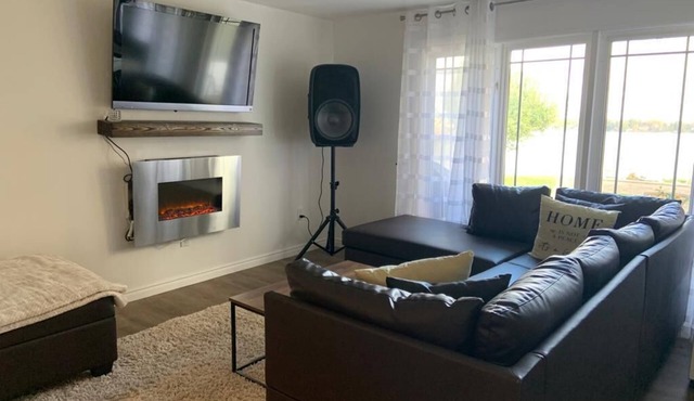 Waterfront Cottage on Lake Scugog by Kawartha Lakes, Little Britain