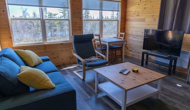 Waterfront cottage with private dock and Kayaks. 5 minutes to Lakeside Beach.