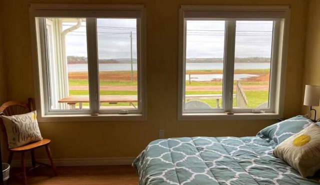 Waterfront Cottage in Stanley Bridge—Bay Views, Sleeps 8, Near Cavendish