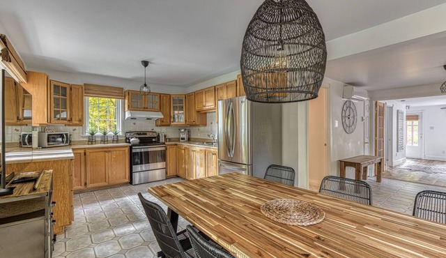 Waterfront cottage with beach just steps from Quebec City!