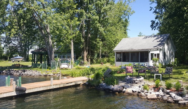 Waterfront cottage, two docks, great fishing, open to Oneida Lake, lg yard