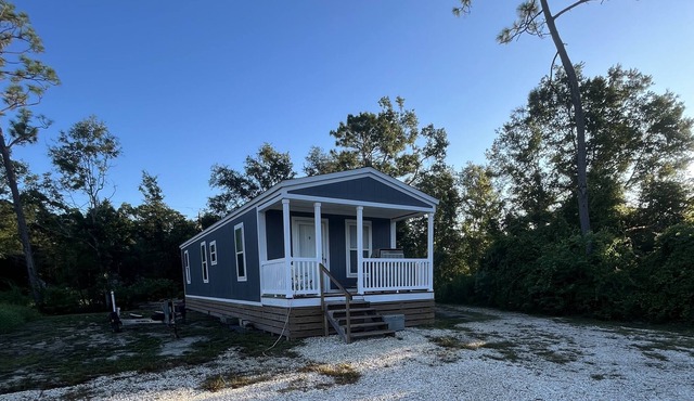 Waterfront cottage with slip & 10k lift on canal that leads to Soliders Creek