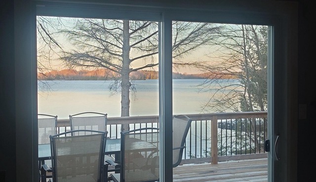 Waterfront Cottage | 3 bedroom | 1 bath | sleeps 6 people with Gourmet Kitchen