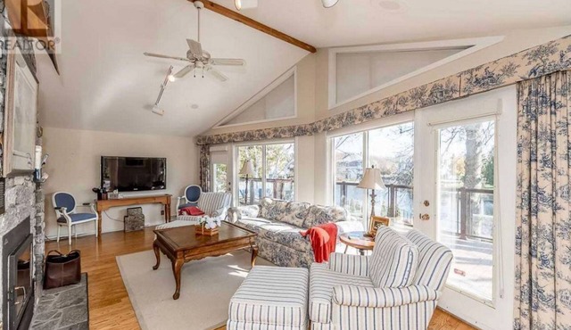 Waterfront Cottage 4 BD by GLOBALSTAY