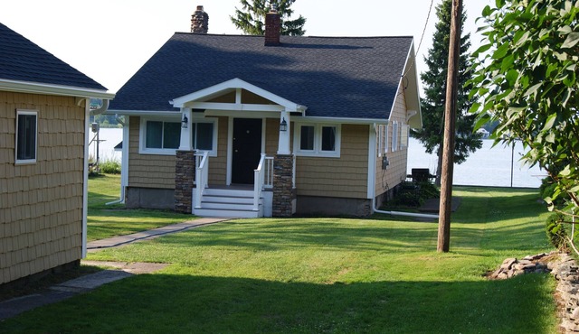 Waterfront Cottage Bungalow (Large1500 Sq. ft. w/Central Air conditioning)