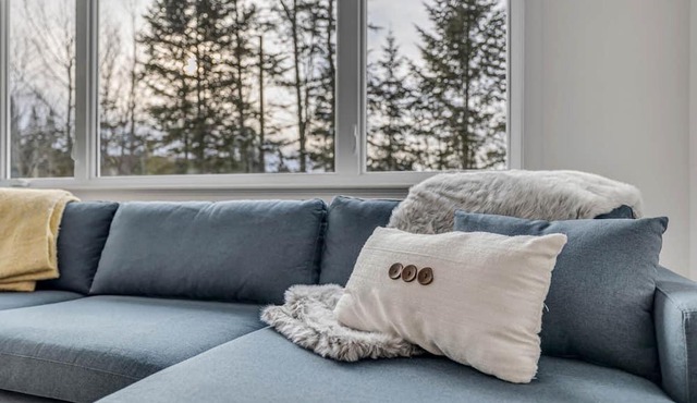 Waterfront cottage near hiking and biking trails
