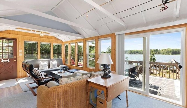 ~Waterfront Cottage in the heart of Parry Sound~