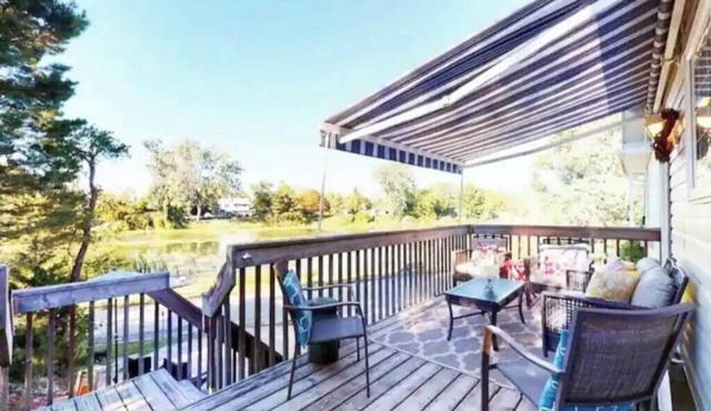 Waterfront cottage | Sleeps 10 | Steps away from Port Franks private beach