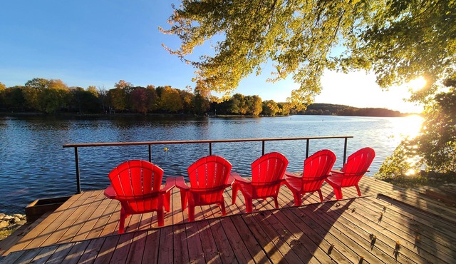 Waterfront Cottage with Salt Water HOT TUB! Directly on the Trent-Severn.