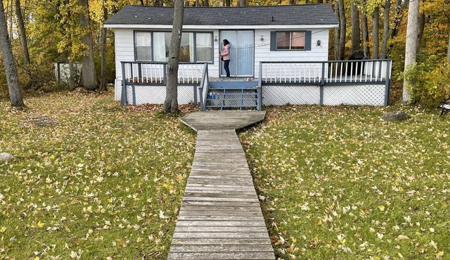 Waterfront cottage, located in the Trent Severn Waterway, 90 min from Toronto