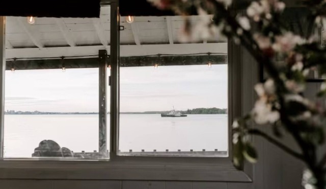 Waterfront Cottage in Marysville Wolfe Island - Fisherman's Cottage