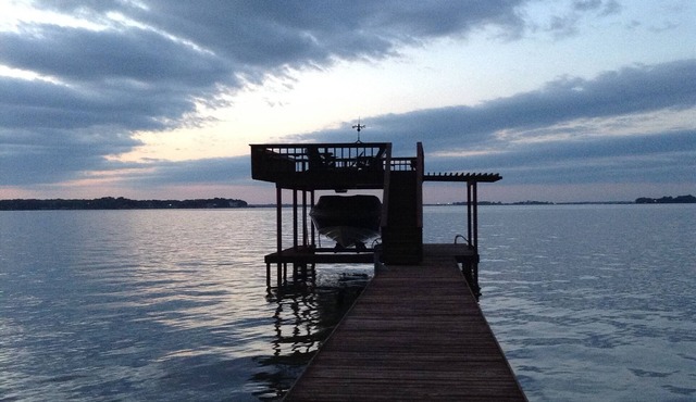 Waterfront Cottage: Calm, Open Water Views (canoe and kayaks available)