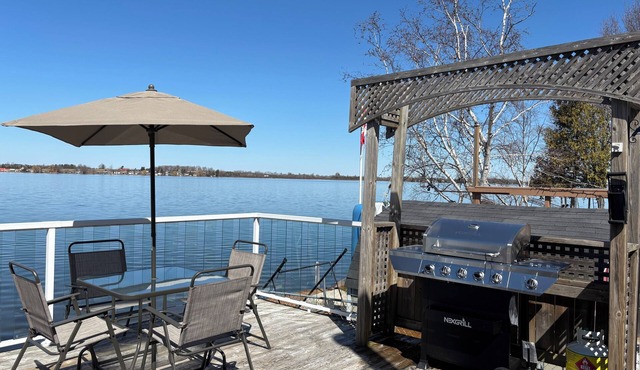 Waterfront Cottage - Fire Pit, Dock, 1Hr from Toronto, Stunning Sunset