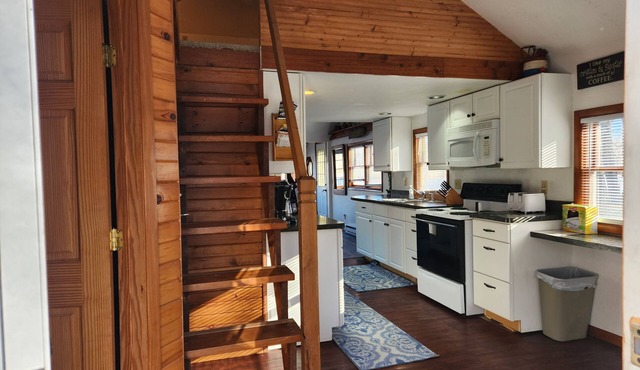 Waterfront Cottage - Hot Tub - Free kayaks & Canoes - Sleeps 6 - Pets Welcome!