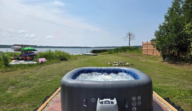 Waterfront Cottage - Hot tub, kayaks, AC, wifi, 4 br, 1 hr 15 mins from Toronto