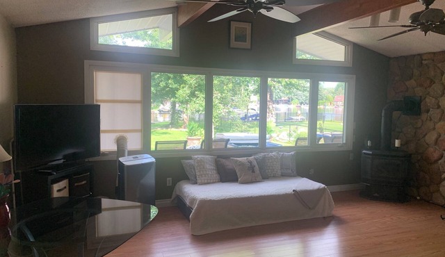 Waterfront cottage in Lagoon City resort at Lake Simcoe access to private beach