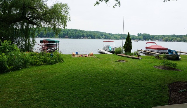 WATERFRONT COTTAGE IN IRISH HILLS