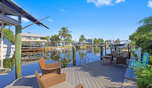 Waterfront cottage in Matlacha, FL - Unavailable at this time due to Hurr Ian.🌴