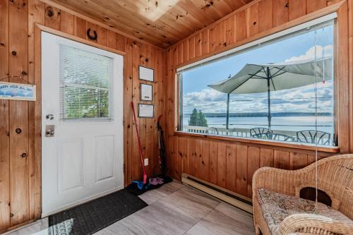 Waterfront Cottage - Incredible View and Hot Tub