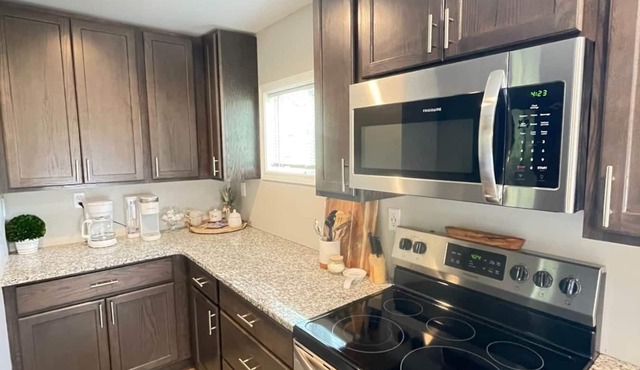 Waterfront cottage off Lake Ontario, fits 10, *PRIVATE DOCK*